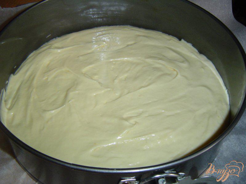 Фото приготовление рецепта: Бисквитный пирог с медом и абрикосами шаг №4