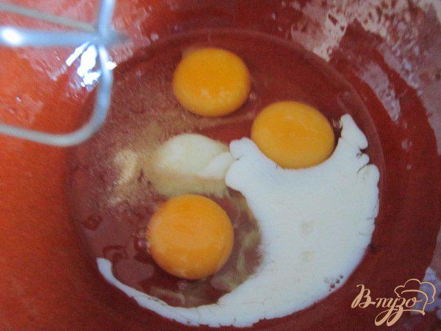 Фото приготовление рецепта: Омлет с томатами и моцареллой шаг №2