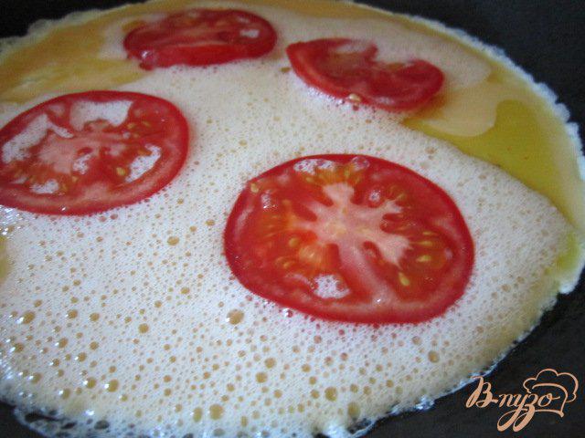 Фото приготовление рецепта: Омлет с томатами и моцареллой шаг №4