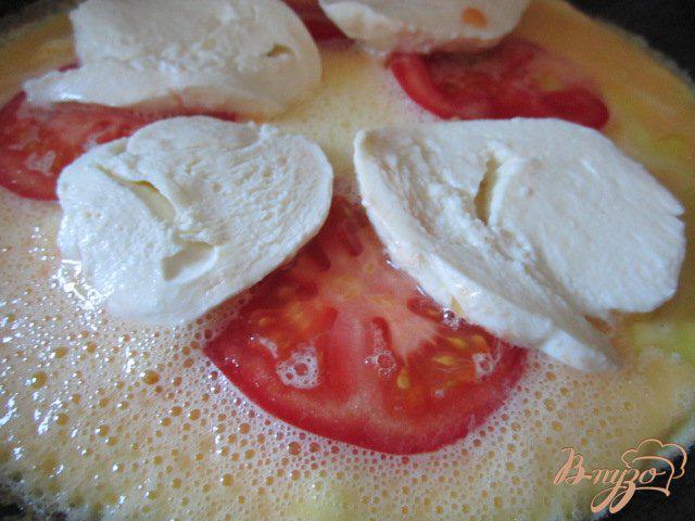 Фото приготовление рецепта: Омлет с томатами и моцареллой шаг №5
