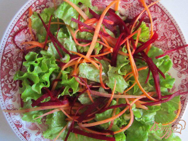 Фото приготовление рецепта: Салат с рулетиками из салями и сыра шаг №5