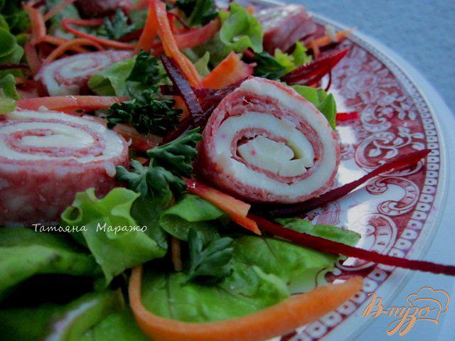 Фото приготовление рецепта: Салат с рулетиками из салями и сыра шаг №6