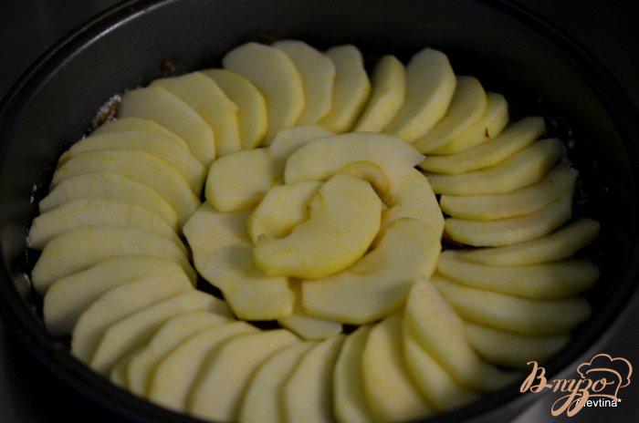 Фото приготовление рецепта: Перевернутый кекс с имбирным яблочным вкусом шаг №3