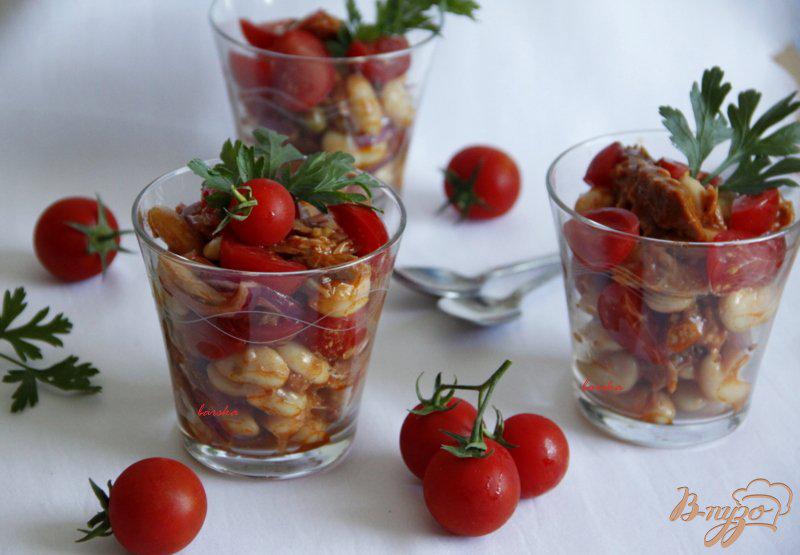 Фото приготовление рецепта: Итальянский салат с тунцом и помидорами шаг №6