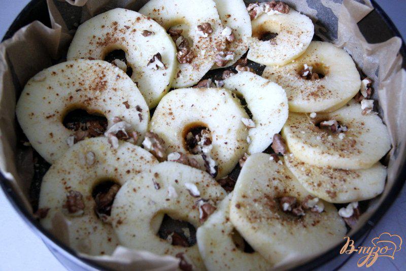 Фото приготовление рецепта: Шарлотка с яблоками и орехами на сгущённом молоке шаг №3