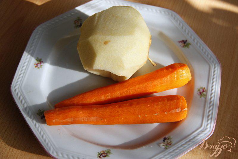 Фото приготовление рецепта: Морковный салат с яблоками, сухофруктами и овсяными хлопьями шаг №3