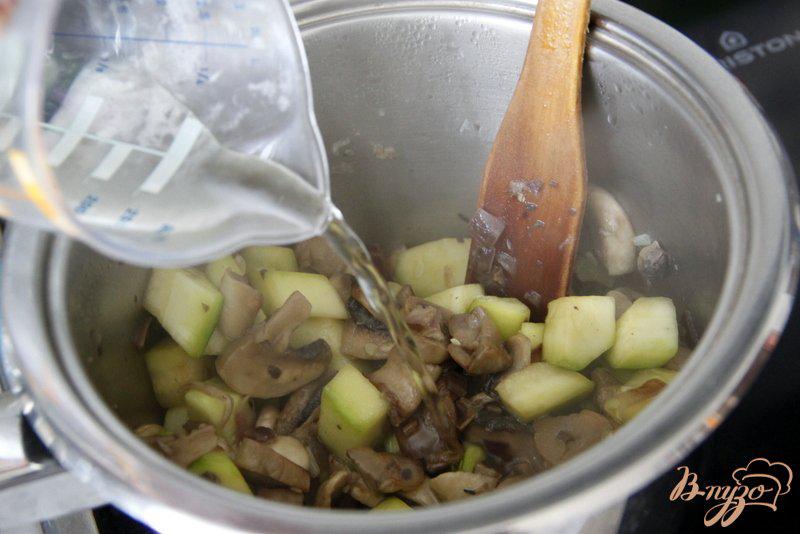 Фото приготовление рецепта: Крем-суп из шампиньонов и цукини шаг №3