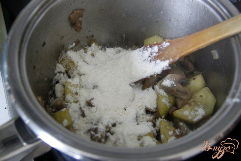 Фото приготовление рецепта: Крем-суп из шампиньонов и цукини шаг №4