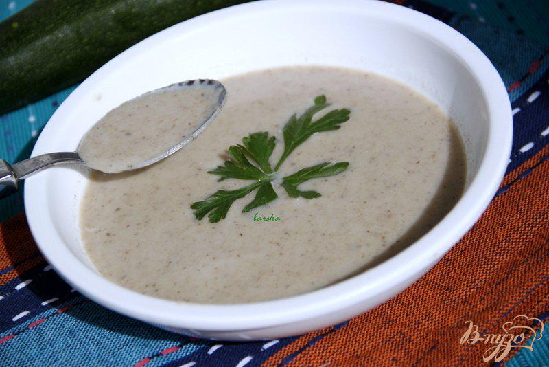 Фото приготовление рецепта: Крем-суп из шампиньонов и цукини шаг №7