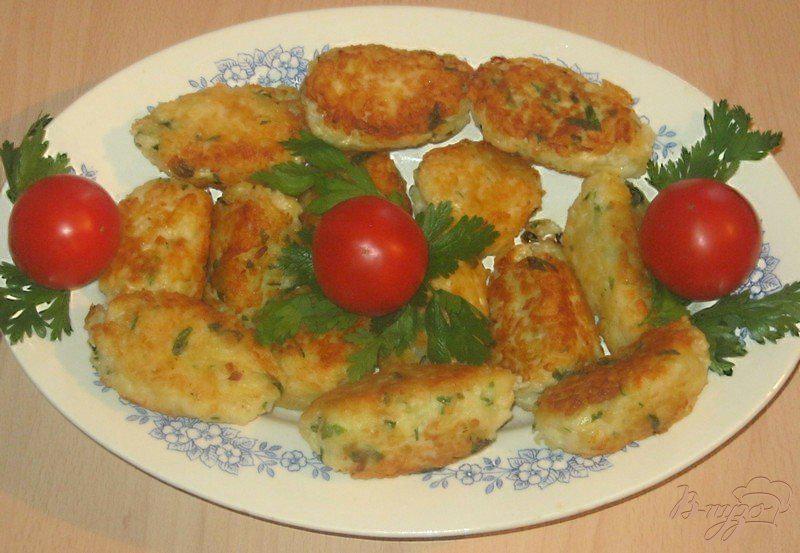 Фото приготовление рецепта: Картофельные котлеты с брынзой шаг №6