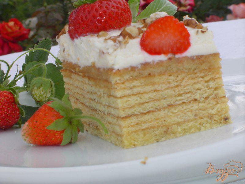Фото приготовление рецепта: Торт «Клубничка на дереве» (Baumkuchen) шаг №10