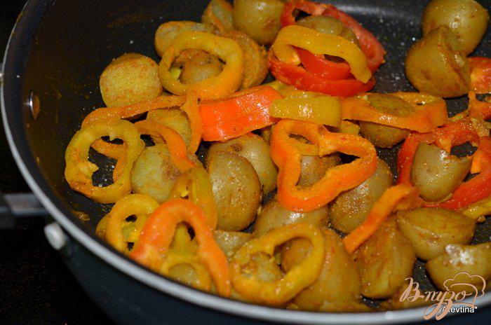 Фото приготовление рецепта: Картофель со сладким перцем шаг №2