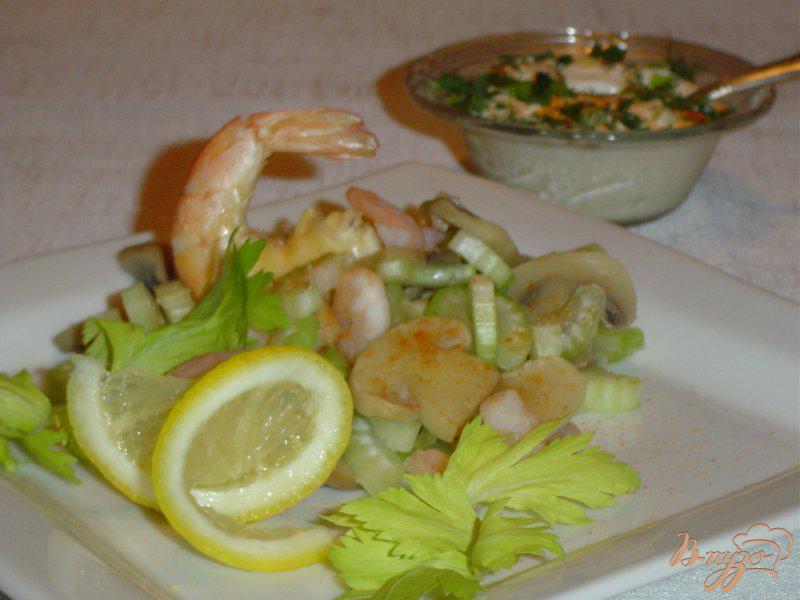 Фото приготовление рецепта: Грибной салат с креветками и сельдереем шаг №4