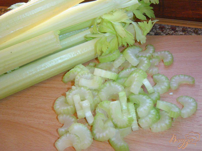 Фото приготовление рецепта: Грибной салат с креветками и сельдереем шаг №2