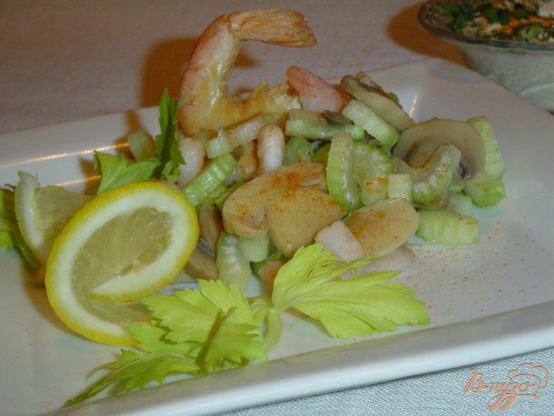 Фото приготовление рецепта: Грибной салат с креветками и сельдереем шаг №5