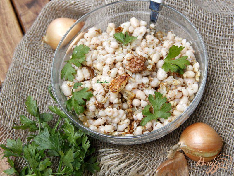 Фото приготовление рецепта: Салат из белой фасоли, лука и орехов шаг №5