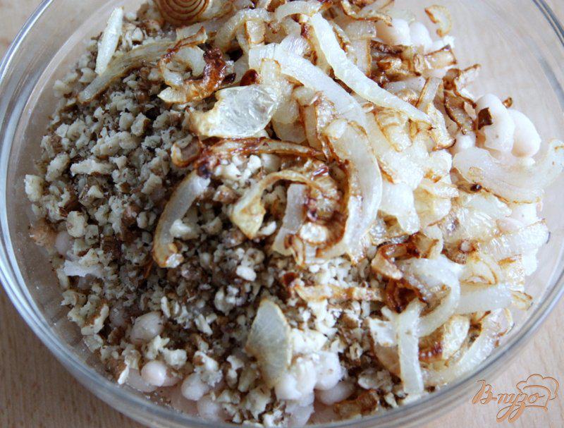 Фото приготовление рецепта: Салат из белой фасоли, лука и орехов шаг №4