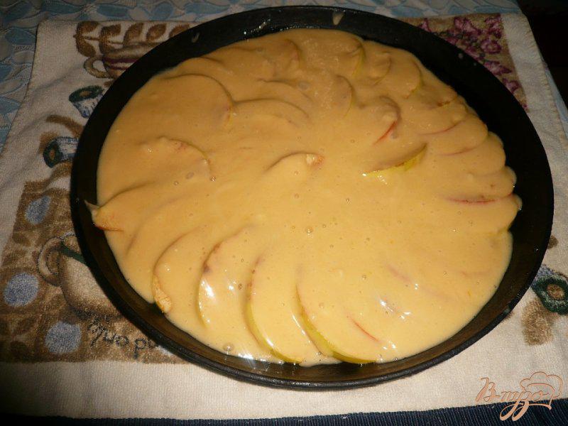 Фото приготовление рецепта: Быстрый яблочный пирог шаг №8