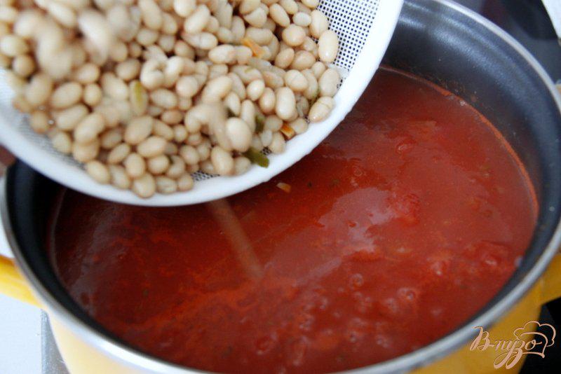 Фото приготовление рецепта: Средиземноморский томатный суп с фасолью и пастой шаг №5