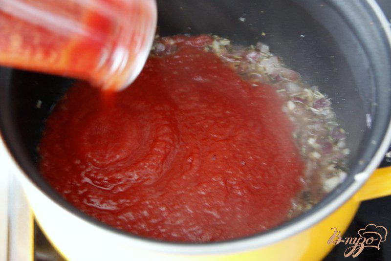 Фото приготовление рецепта: Средиземноморский томатный суп с фасолью и пастой шаг №2