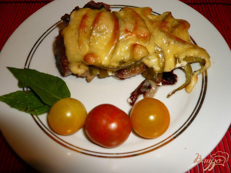 Фото приготовление рецепта: Свинина под болгарским перцем и сыром шаг №6