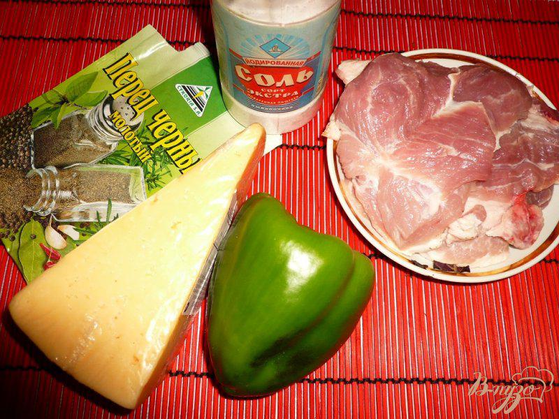 Фото приготовление рецепта: Свинина под болгарским перцем и сыром шаг №1