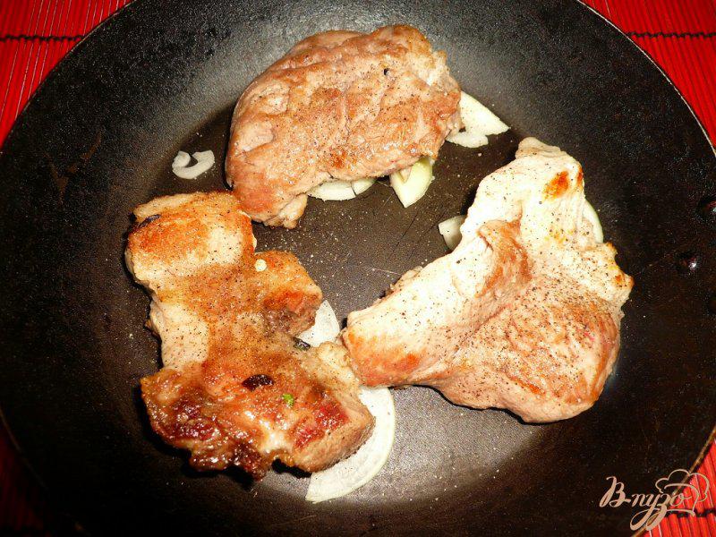 Фото приготовление рецепта: Свинина под болгарским перцем и сыром шаг №3