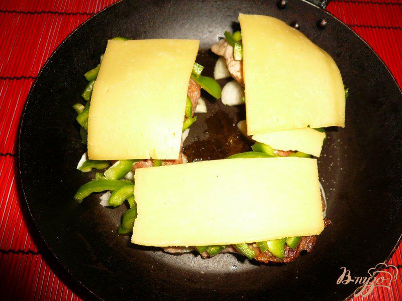 Фото приготовление рецепта: Свинина под болгарским перцем и сыром шаг №5