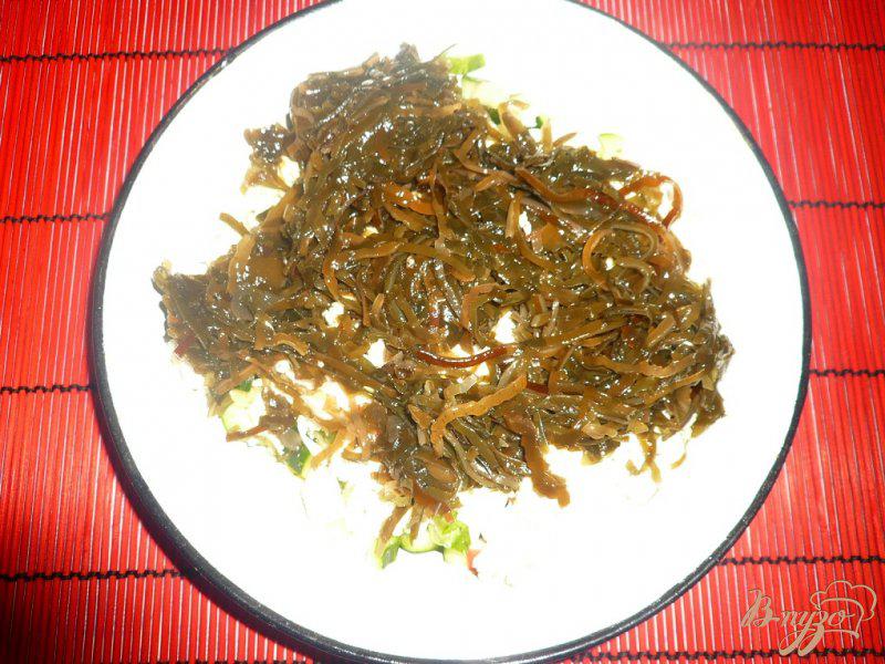 Фото приготовление рецепта: Нежный салат с морской капустой шаг №6