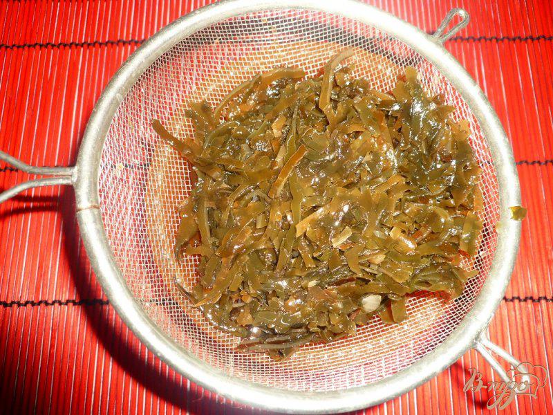 Фото приготовление рецепта: Нежный салат с морской капустой шаг №2