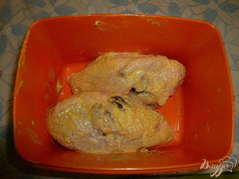 Фото приготовление рецепта: Куриная грудка с черносливом шаг №6