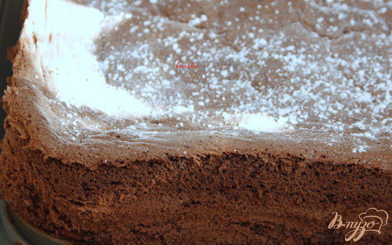 Фото приготовление рецепта: Шоколадная шарлотка с грушей шаг №6