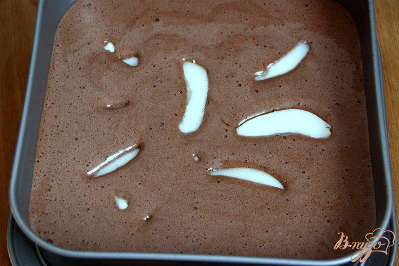 Фото приготовление рецепта: Шоколадная шарлотка с грушей шаг №5