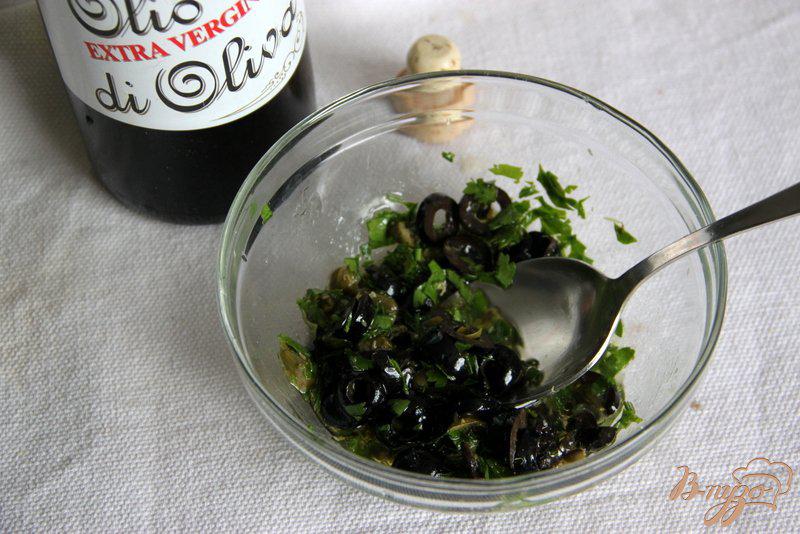 Фото приготовление рецепта: Шницели из индейки под соусом из каперсов маслин и петрушки шаг №5