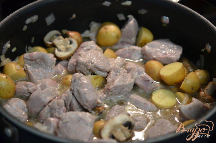 Фото приготовление рецепта: Ужин с картофелем и свининой шаг №3