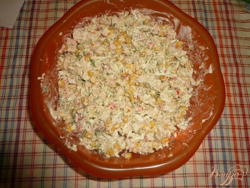 Фото приготовление рецепта: Салат сытный с крабовым мясом и красной икрой шаг №6