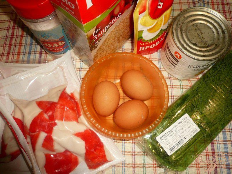 Фото приготовление рецепта: Салат сытный с крабовым мясом и красной икрой шаг №1