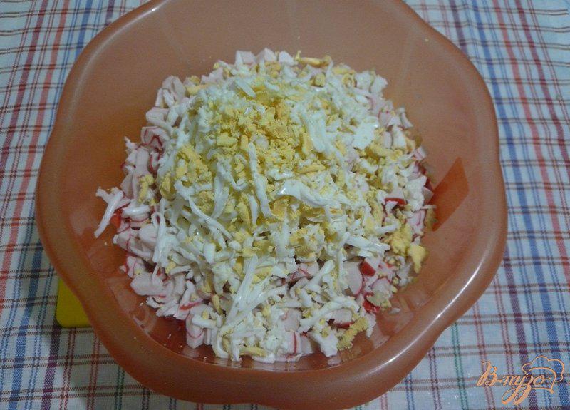 Фото приготовление рецепта: Салат сытный с крабовым мясом и красной икрой шаг №3