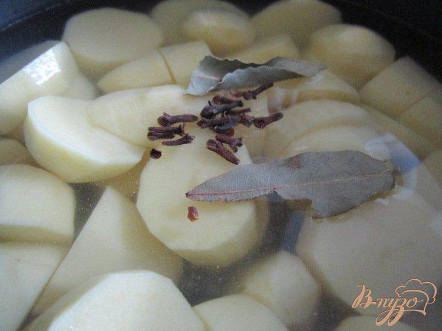 Фото приготовление рецепта: Давленый картофель со свеклой шаг №1