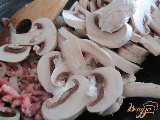 Фото приготовление рецепта: Горячий бутерброд с ветчиной и грибами шаг №2