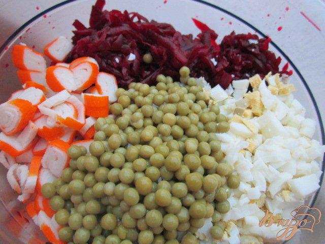 Фото приготовление рецепта: Свекольный салат с крабовыми палочками шаг №2