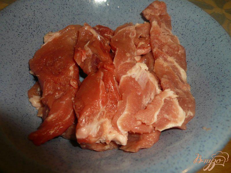 Фото приготовление рецепта: Свинина с болгарским перцем запеченная в горшочках шаг №1