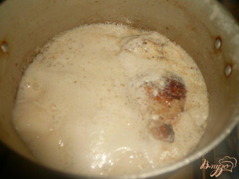 Фото приготовление рецепта: Куриные окорочка тушеные в молоке шаг №4