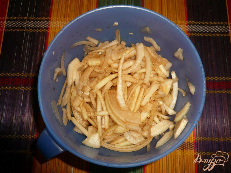 Фото приготовление рецепта: Помидорно-луковый салат шаг №2