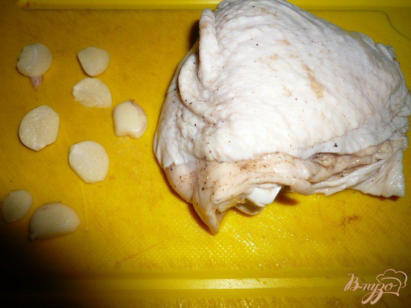 Фото приготовление рецепта: Куриные бедрышки с яблоками шаг №3