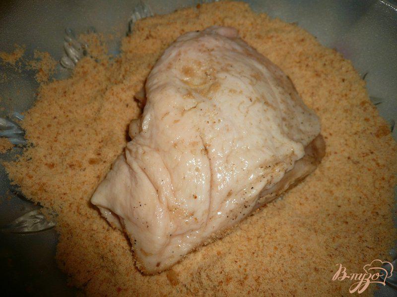 Фото приготовление рецепта: Куриные бедра запеченные в панировке шаг №7