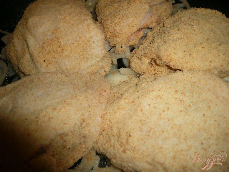 Фото приготовление рецепта: Куриные бедра запеченные в панировке шаг №9