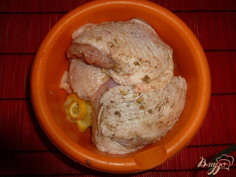 Фото приготовление рецепта: Куриные бедрышки с чесночком и лимонным соком шаг №3