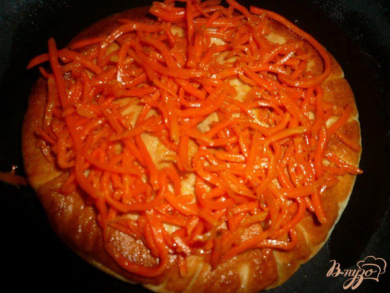Фото приготовление рецепта: Хрустящая пита с морковью-по корейски и сыром шаг №4