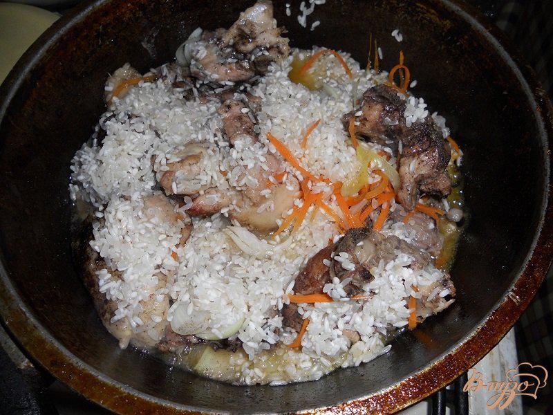 Фото приготовление рецепта: Каша рисовая с курицей шаг №4